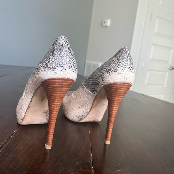 Amazing Condition Stuart Weitzman Snakeskin Heels SZ 9 - Picture 14 of 15